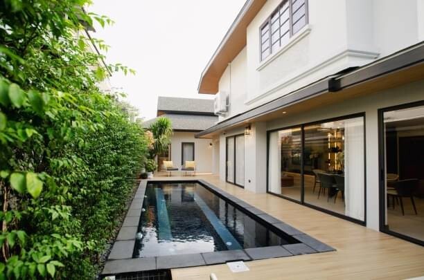 Pool Villa สวยสุดว้าว 19.49 ล. 129.6 ตรว. สันทราย บ้านเดี่ยว 2 ชั้น เฟอร์นิเจอร์ครบครัน หลังบ้านติดริมน้ำ โอบล้อมด้วยต้นไม้ใหญ่