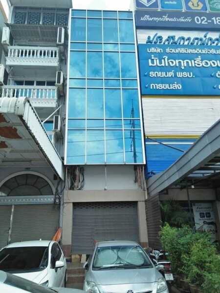 ให้เช่าอาคาร 4.5 ชั้น พื้นที่ 300 ตรม. ริมถนนศรีนครินทร์ ใกล้ MRT สวนหลวง