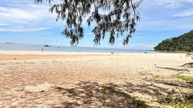 ซื้อขายบ้านที่ดินเจ้าของขายเอง ขายที่ดินริมหาดสะพลีทรายขาวน้ำใสคราม สวยงามวิวทะเลธรรมชาติสุดสุด ปะทิวใกล้หาดสวยทุ่งวัวแล่น