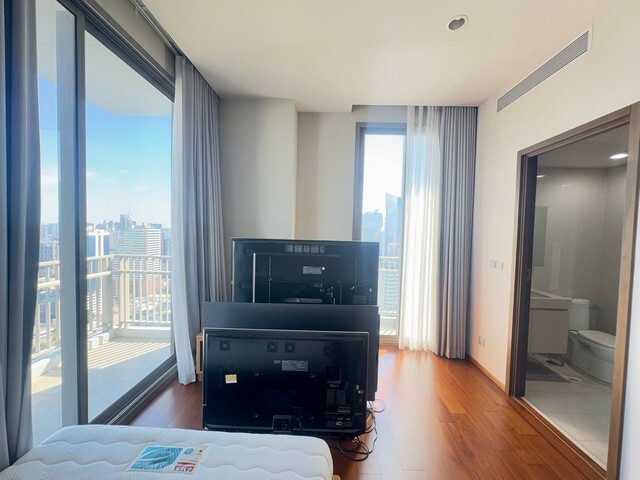 ขายคอนโด ย่านเอกมัย ทองหล่อQuattro by Sansiri Thonglor4 116.15 ตรม. 3Bed 3Bath ห้องมุม เพดานสูง 3m. โทร 099-2636615 / 085-5549989